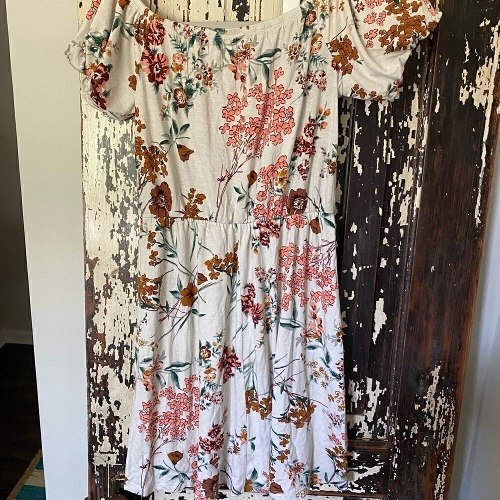Floral dress.  - Picture 2 of 10